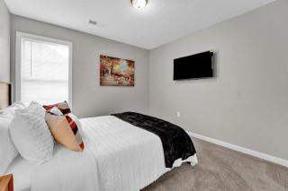 Glamorous 3BR 2BA Home Spacious Fenced Backyard - 3