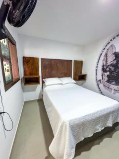 Family Home, 3 minutes from the Airport, parking - 8