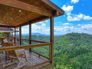 WOW, that View! NEW Luxury Cabin - Hot Tub - Pool Access - Game Room - 8