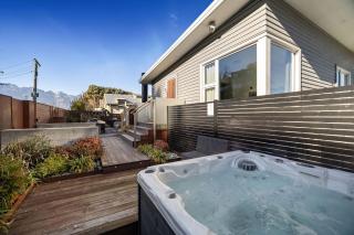 Centrally Located - Hot Tub & Amazing Outside Area - Queenstown - 0