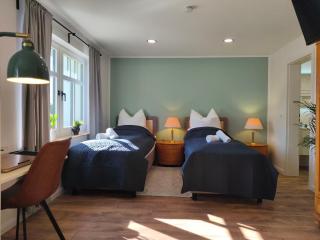 Modernes Ferienhaus mit 4 separaten Appartements, je mit vollausgestatteter Küchenzeile und eigenem Bad, 2 Gehminuten zum Badesee, Garten, Grillplatz, Kinderspielbereich, Hunde sind willkommen - - 5