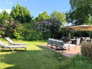 Modernes Ferienhaus mit 4 separaten Appartements, je mit vollausgestatteter Küchenzeile und eigenem Bad, 2 Gehminuten zum Badesee, Garten, Grillplatz, Kinderspielbereich, Hunde sind willkommen - - 8
