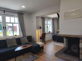 Modernes Ferienhaus mit 4 separaten Appartements, je mit vollausgestatteter Küchenzeile und eigenem Bad, 2 Gehminuten zum Badesee, Garten, Grillplatz, Kinderspielbereich, Hunde sind willkommen - - 3