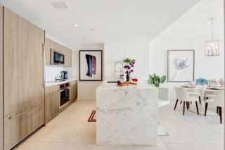 Tiffany Topaz - Rooftop Pool, Gym, Walk to Beach - 9