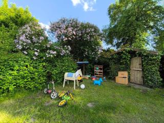 Modernes Ferienhaus mit 4 separaten Appartements, je mit vollausgestatteter Küchenzeile und eigenem Bad, 2 Gehminuten zum Badesee, Garten, Grillplatz, Kinderspielbereich, Hunde sind willkommen - - 7