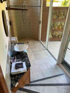 Lux rainforest lodge - 1 King, 2 Singles - 6