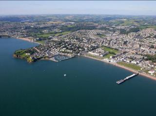 PINK HOUSE ,Opposite PIER & Beach ,SLEEPS 6 , 2 BEDROOM GROUND FLOOR SELF CONTAINED GARDEN FLAT , PRIVATE ENTRANCE , KITCHEN , Guaranteed Parking ,Wifi , Movies ,Bathroom ,fridge , microwave ,BEDROOM 1, DOUBLE BED & 2 SINGLE BEDS ,BEDROOM 2 , DOUBLE BED - Paignton - 8