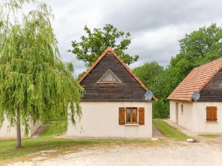 Cozy Retreat with Shared Pool - 1