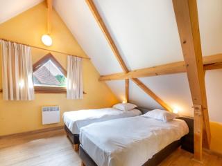 Cozy Retreat with Shared Pool - 5