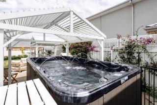 Spacious Hamptons-style home with heated pool - Saint Leonards - 8