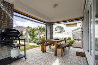 Spacious Hamptons-style home with heated pool - Saint Leonards - 1