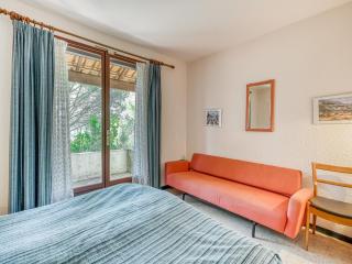 Villa w Garden & Guest House - 7