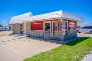 Green Acre Motel by OYO Near Rush County Airport - La Crosse - 8