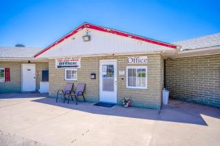 Green Acre Motel by OYO Near Rush County Airport - La Crosse - 5