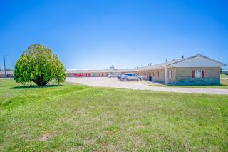 Green Acre Motel by OYO Near Rush County Airport - La Crosse - 1