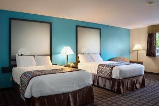 Super 8 by Wyndham Whitewater WI - 3