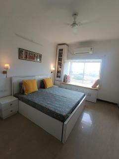 Home Stay with Giriraj View I On Parikrama Marg I 5 mins to ISKCON & Daan Ghati - 9