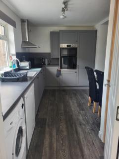 Central 2-bedroom bunglow with double sofa bed - 3