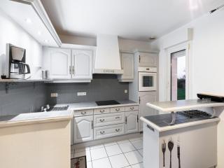 Tranquil Garden Retreat by the Sea - 4