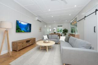 Grand 4BR Queenslander on Harold Sleeps 7 - 0