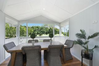 Grand 4BR Queenslander on Harold Sleeps 7 - 8