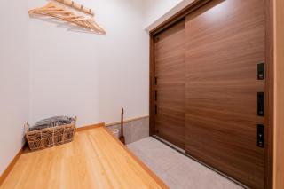 白 サウナ付きの大きなお風呂 駐車場は無料利用 寝具12台 寝室5つ バスルーム3台 - 1