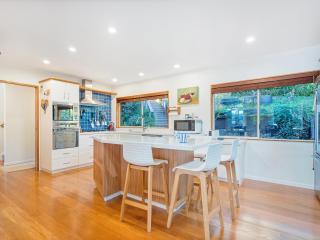 The Mount Paku Bach - Tairua Holiday Home - 1