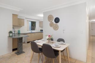 Burwood City Hub Apartment 6ppl near Train Station - 4