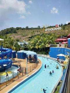Opposite Medini Mall 6 min walk to legoland 1-8 pax FamilyStay - - 9