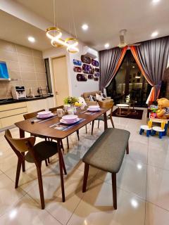 Opposite Medini Mall 6 min walk to legoland 1-8 pax FamilyStay - - 5