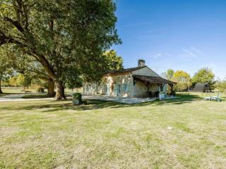 Spacious Holiday Home in Saint-Nexans with Terrace - 2