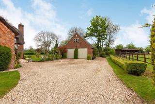 Beautiful thatched country 4 Bedroom Cottage - 9