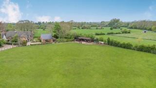 Beautiful thatched country 4 Bedroom Cottage - 8