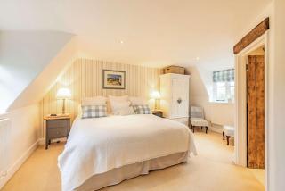 Beautiful thatched country 4 Bedroom Cottage - 2