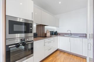 Stylish 1 BR Gym Near Excel & London City Airport - 2