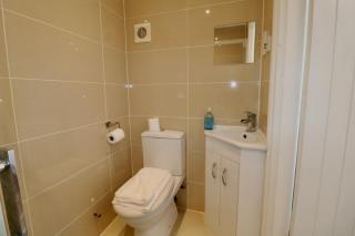 Sunningdale Stunning Spacious 4 Bedroom House 11 - 6