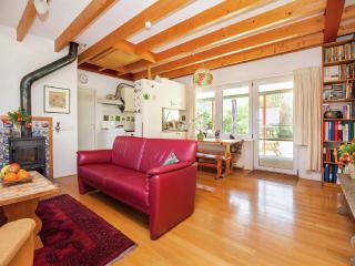 Family residence with large garden - 4