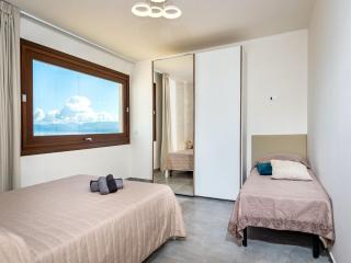 Elegant villa with private pool and sea view - 1