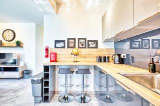 Luxury Apt - Families, Couples, and Solo Guests ONLY - 1