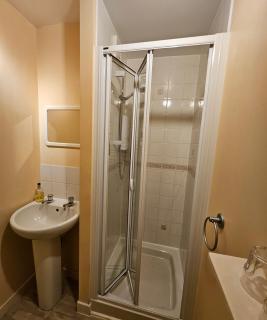 Homesly Guest Rooms, Comfortable En-suite Guest Rooms with Free Parking and Self Check-in - 9