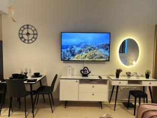 Reem Luxe Studio - Stylish Stay with Pool Access Near Reem Mall - 4