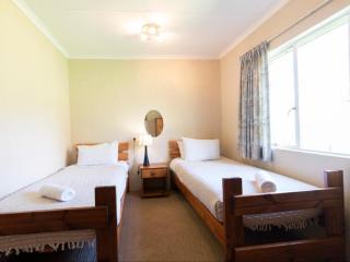 Lake Naverone Holiday Cottages - Drakensberg Gardens - 8