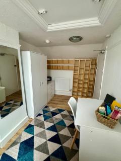 4 Bed Cottage Style Family Home - Farnborough - 9