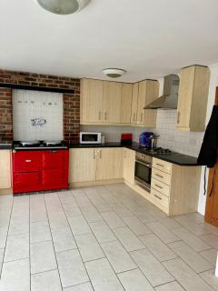 4 Bed Cottage Style Family Home - Farnborough - 6