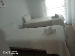 Marina Real II, 2 bedroom & 2 bathroom apartment with pool views - 1