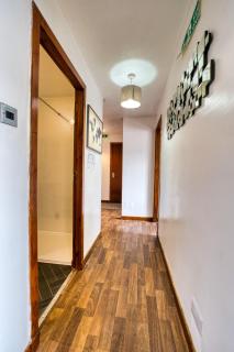 Two Bed Holiday Home with Free Parking in Inverness - Inverness - 2
