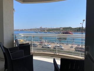SeaFront Harbour Haven - Steps to Ferry, Shops and Beaches - 9
