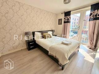 Modern 4BR Home in Grays - 8
