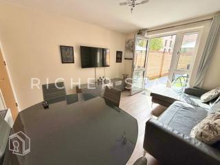 Modern 4BR Home in Grays - West Thurrock - 5