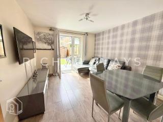 Modern 4BR Home in Grays - 3